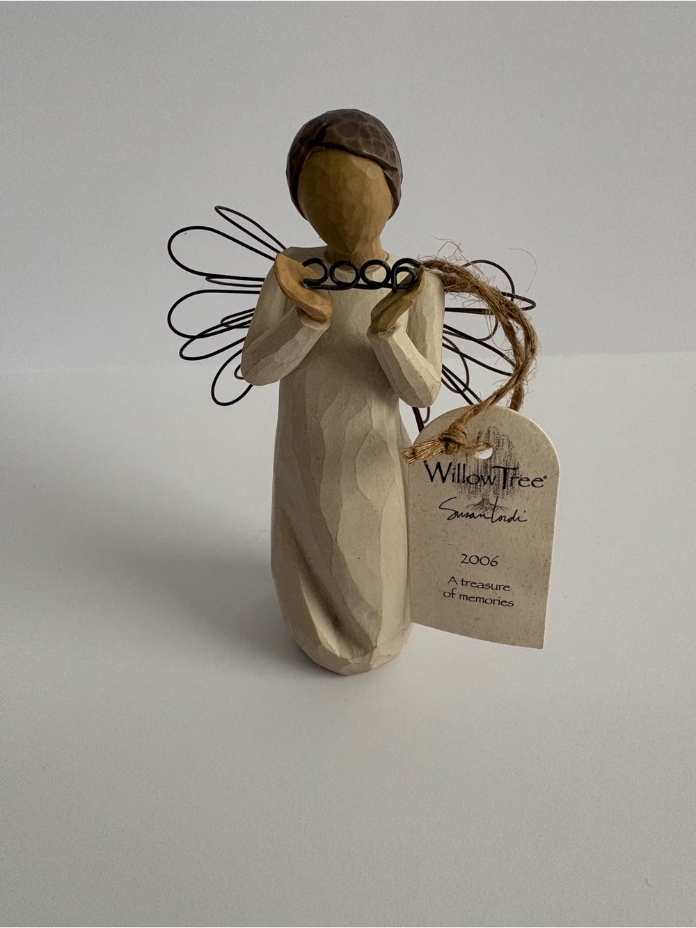 Demdaco Willow Tree 2006 Angel Ornament “A Treasure of Memories”